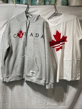 Canada Maple Leaf Grey Hoodie Size L. Men’s Canada T-Shirt Size XL.
